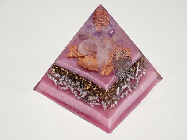 Orgonite pyramide  améthyste rose